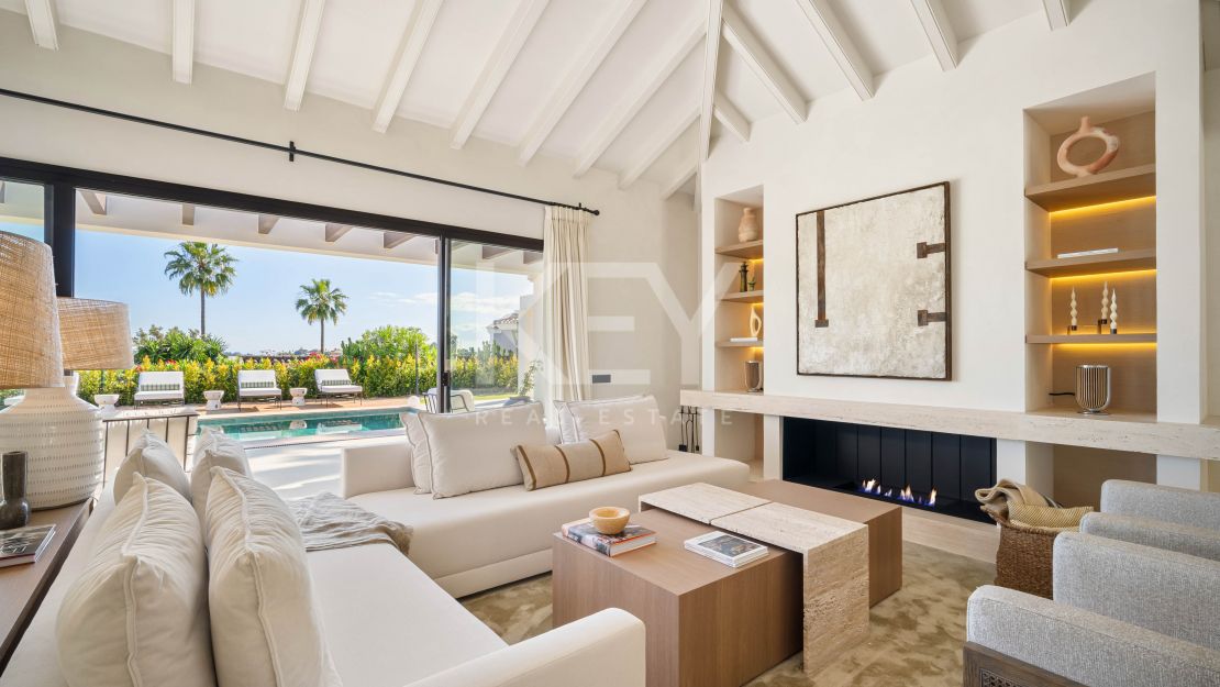 Одноуровневая дизайнерская вилла с видом на море и солярием на крыше в Нуэва Андалусия