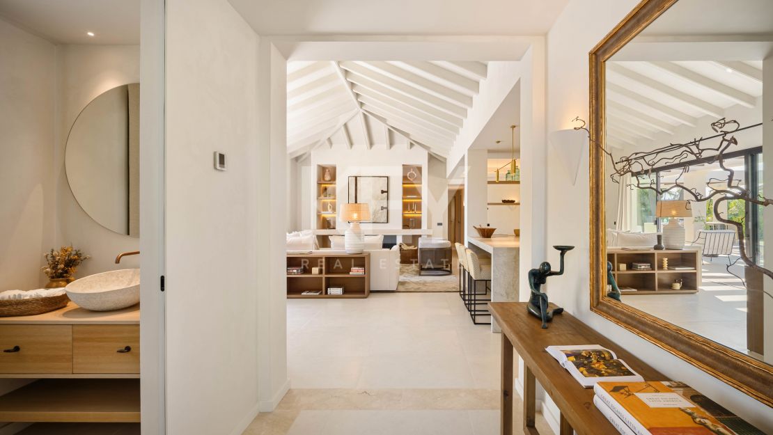 Одноуровневая дизайнерская вилла с видом на море и солярием на крыше в Нуэва Андалусия