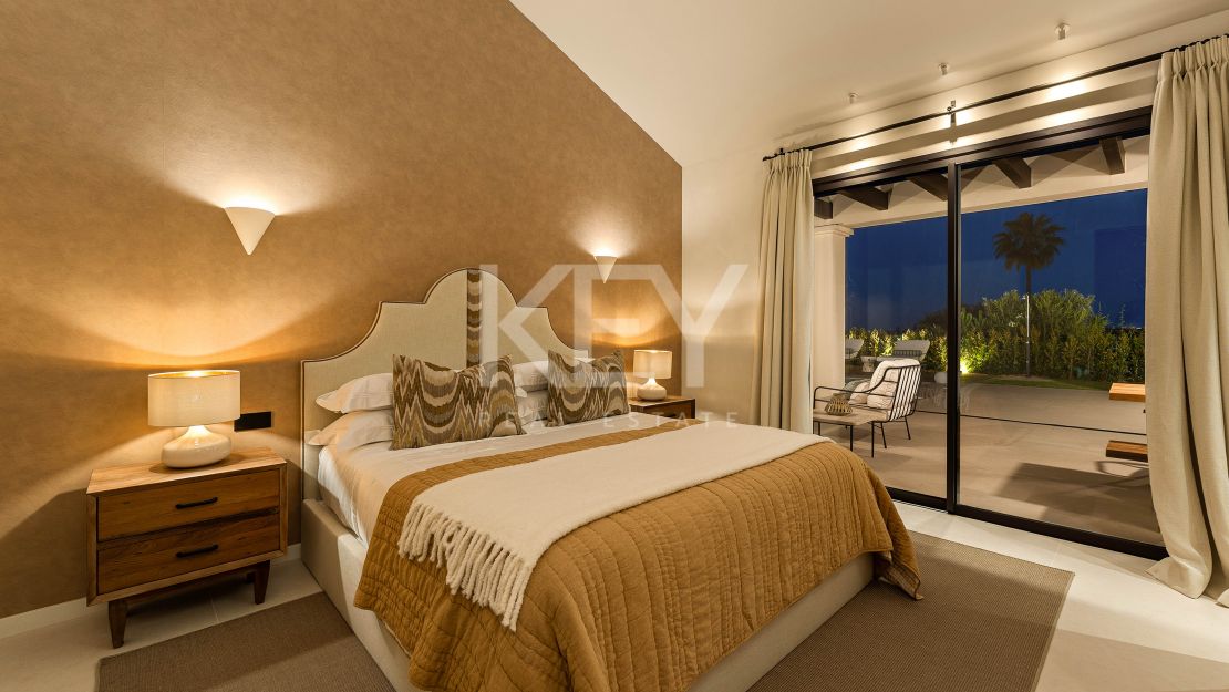 Одноуровневая дизайнерская вилла с видом на море и солярием на крыше в Нуэва Андалусия