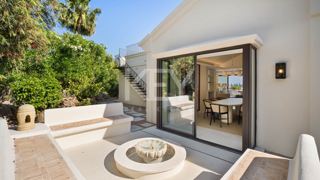 Одноуровневая дизайнерская вилла с видом на море и солярием на крыше в Нуэва Андалусия