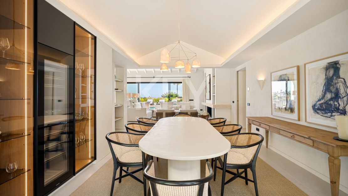 Одноуровневая дизайнерская вилла с видом на море и солярием на крыше в Нуэва Андалусия