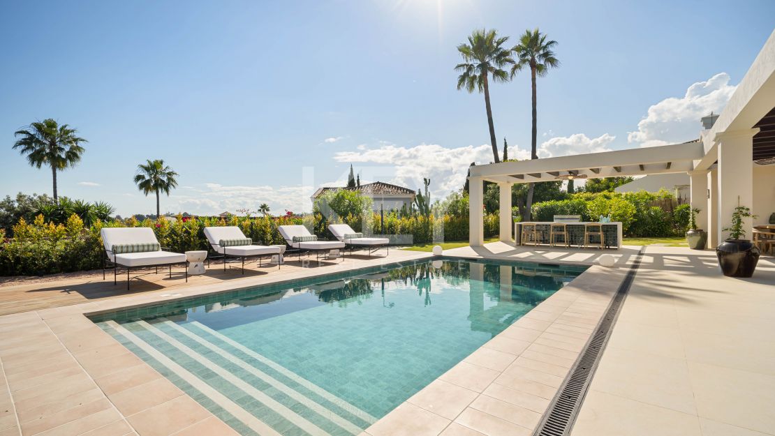 Одноуровневая дизайнерская вилла с видом на море и солярием на крыше в Нуэва Андалусия