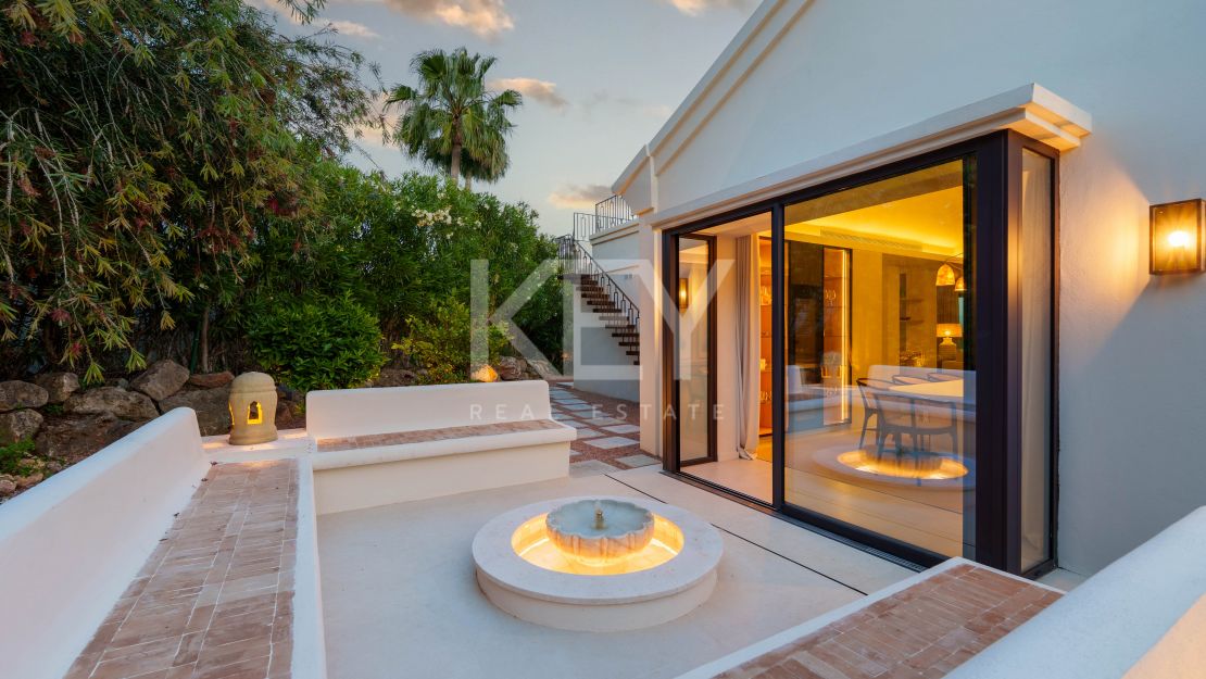 Одноуровневая дизайнерская вилла с видом на море и солярием на крыше в Нуэва Андалусия