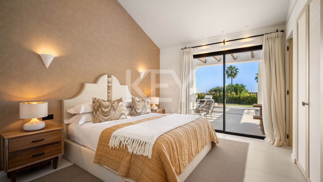 Одноуровневая дизайнерская вилла с видом на море и солярием на крыше в Нуэва Андалусия