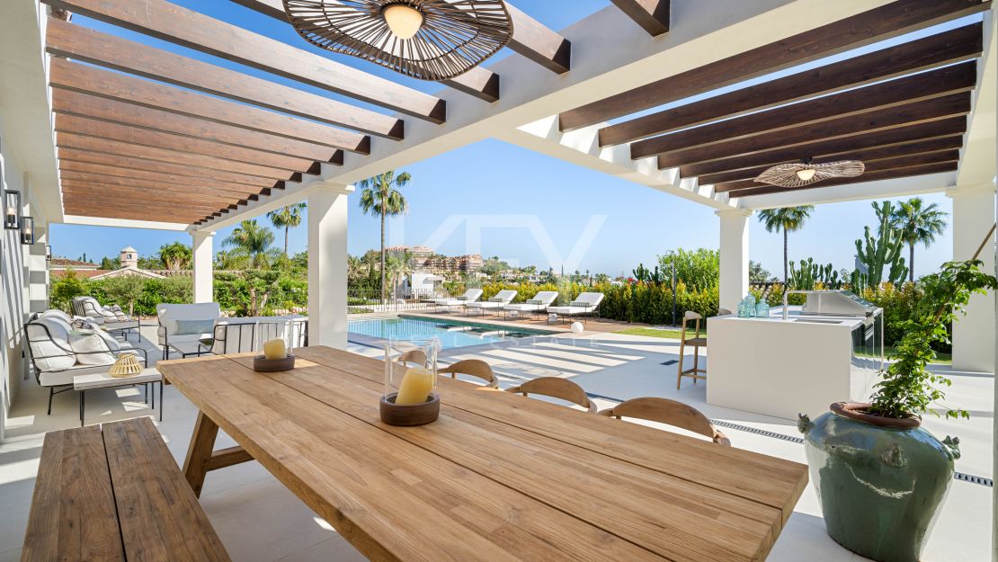 Одноуровневая дизайнерская вилла с видом на море и солярием на крыше в Нуэва Андалусия