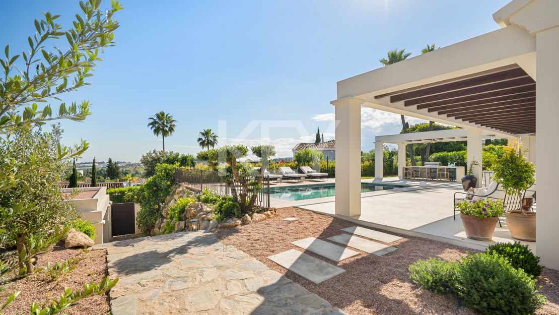 Одноуровневая дизайнерская вилла с видом на море и солярием на крыше в Нуэва Андалусия