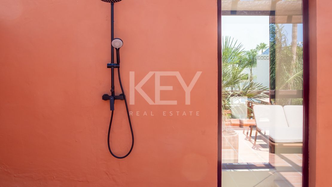 Fully renovated Townhouse with sea views and rooftop kitchen on Marbella’s Golden Mile