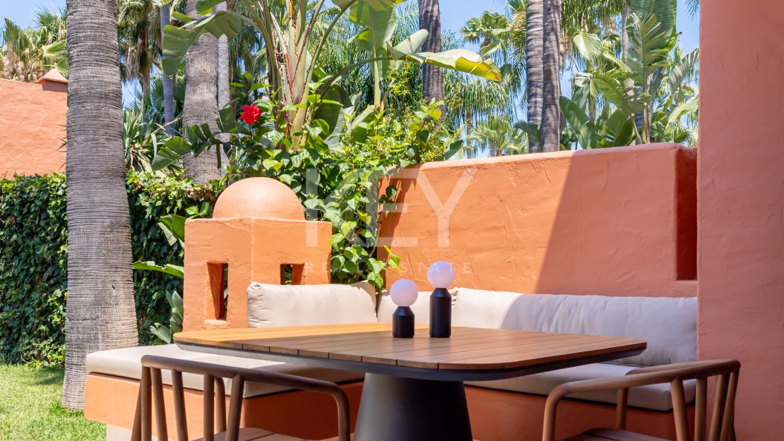 Fully renovated Townhouse with sea views and rooftop kitchen on Marbella’s Golden Mile