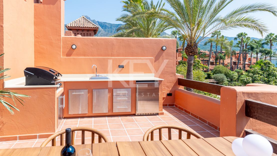 Fully renovated Townhouse with sea views and rooftop kitchen on Marbella’s Golden Mile