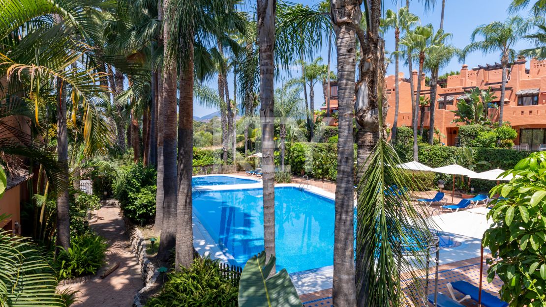 Fully renovated Townhouse with sea views and rooftop kitchen on Marbella’s Golden Mile