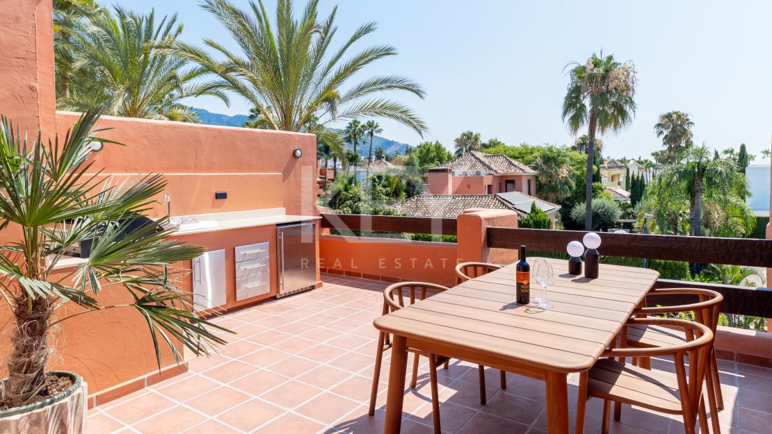 Fully renovated Townhouse with sea views and rooftop kitchen on Marbella’s Golden Mile