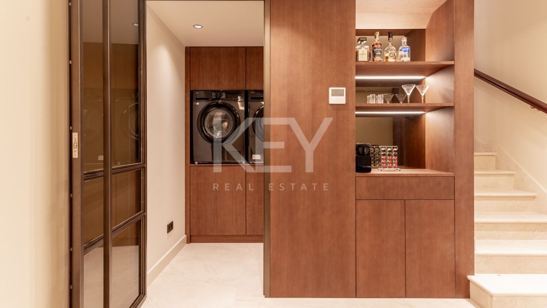 Fully renovated Townhouse with sea views and rooftop kitchen on Marbella’s Golden Mile