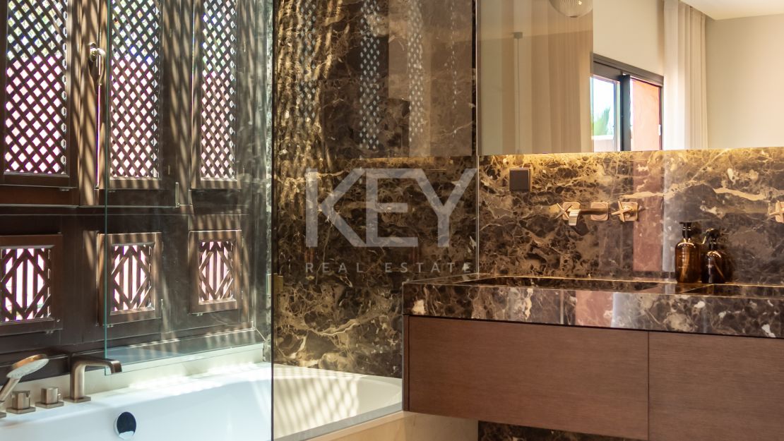 Fully renovated Townhouse with sea views and rooftop kitchen on Marbella’s Golden Mile