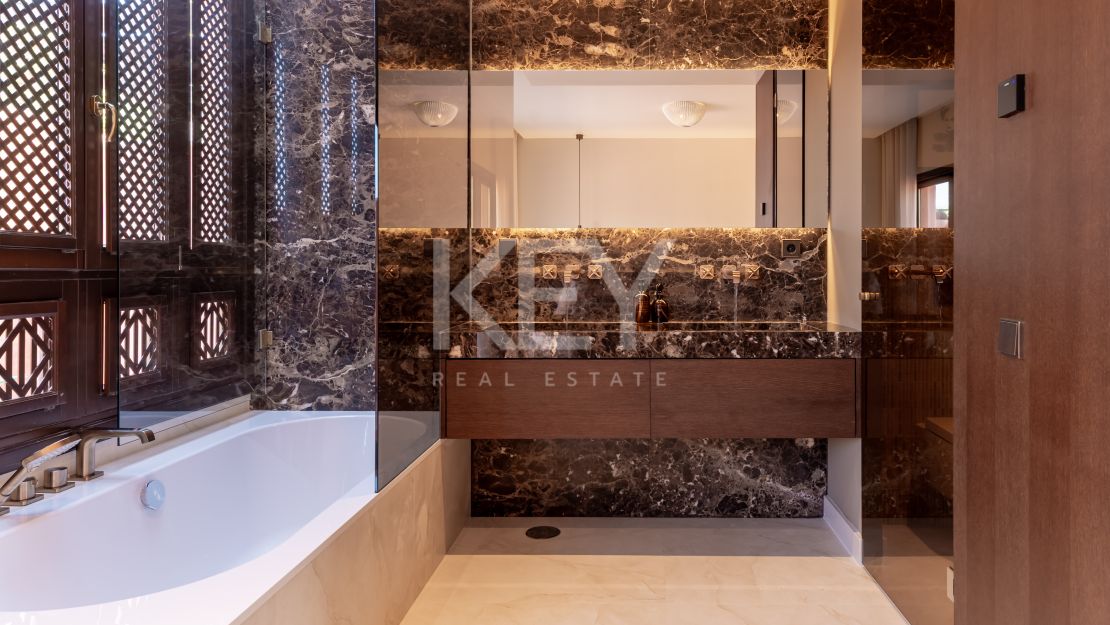 Fully renovated Townhouse with sea views and rooftop kitchen on Marbella’s Golden Mile