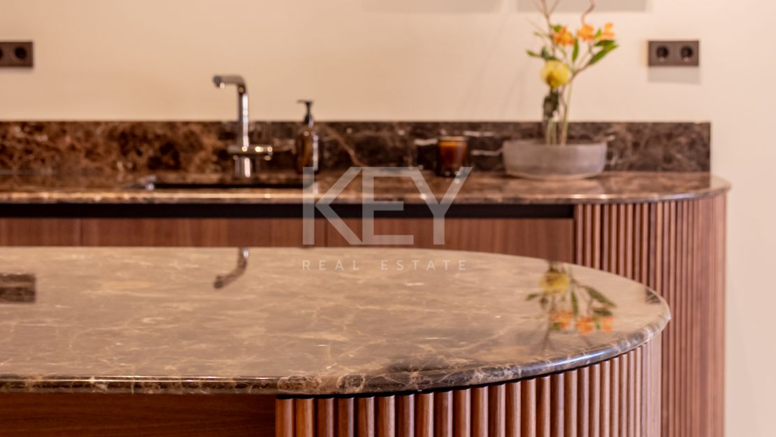 Fully renovated Townhouse with sea views and rooftop kitchen on Marbella’s Golden Mile