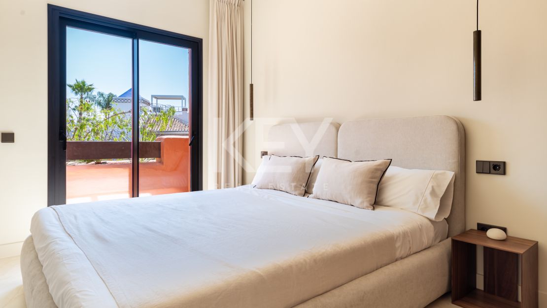 Fully renovated Townhouse with sea views and rooftop kitchen on Marbella’s Golden Mile