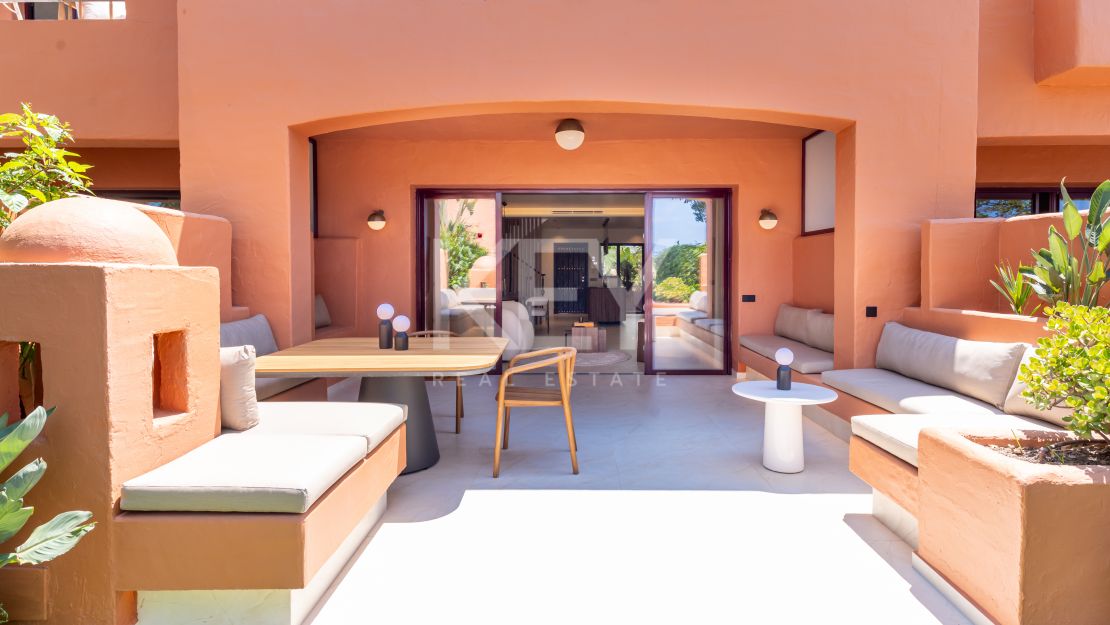 Fully renovated Townhouse with sea views and rooftop kitchen on Marbella’s Golden Mile