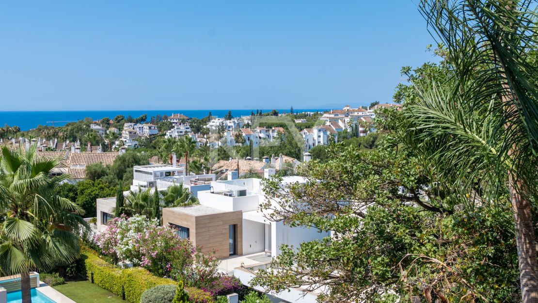 Fully renovated Townhouse with sea views and rooftop kitchen on Marbella’s Golden Mile