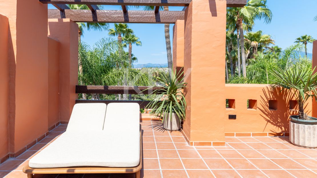 Fully renovated Townhouse with sea views and rooftop kitchen on Marbella’s Golden Mile