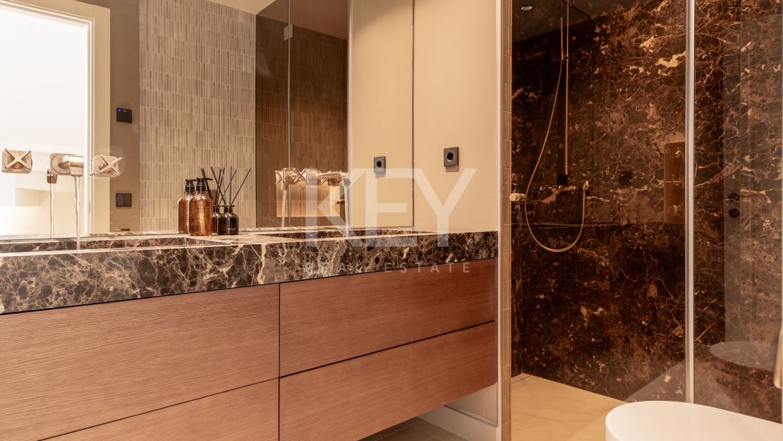 Fully renovated Townhouse with sea views and rooftop kitchen on Marbella’s Golden Mile