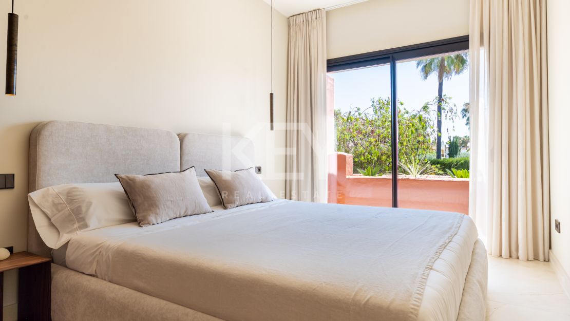 Fully renovated Townhouse with sea views and rooftop kitchen on Marbella’s Golden Mile