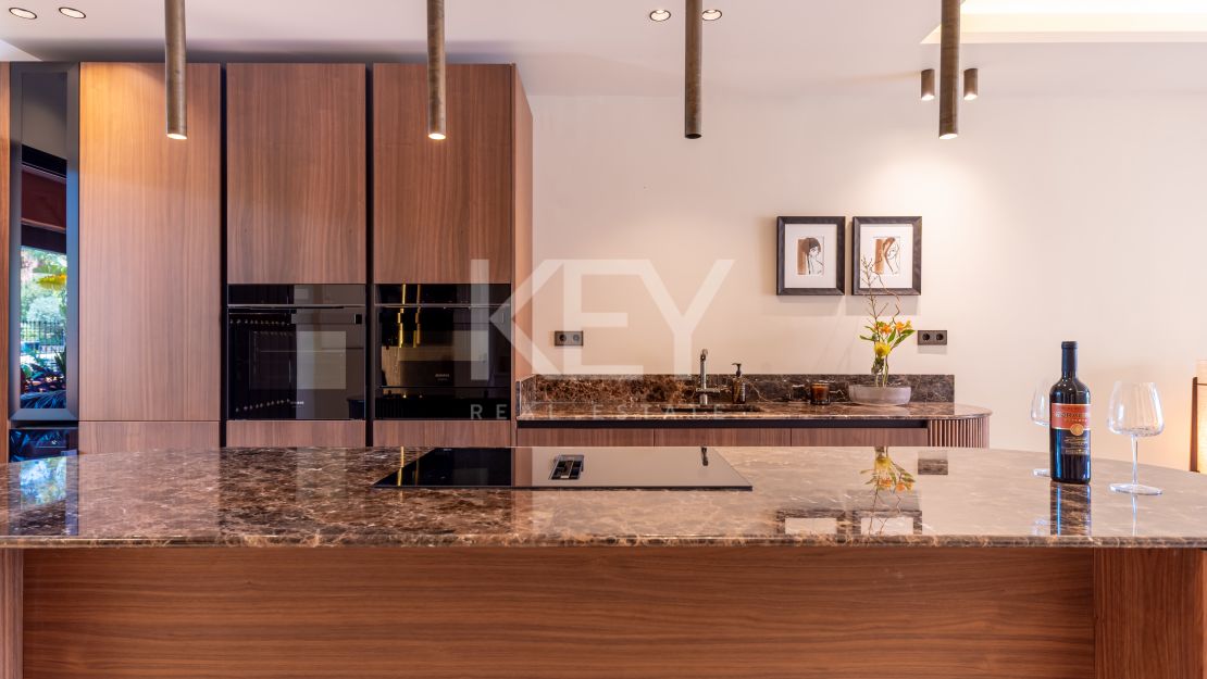 Fully renovated Townhouse with sea views and rooftop kitchen on Marbella’s Golden Mile