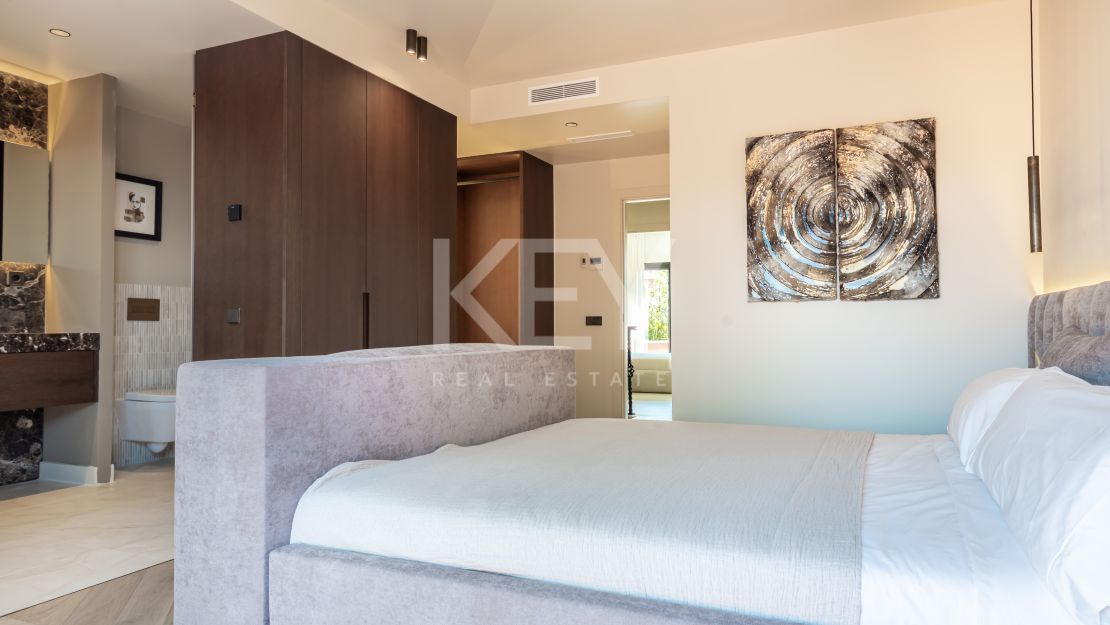 Fully renovated Townhouse with sea views and rooftop kitchen on Marbella’s Golden Mile