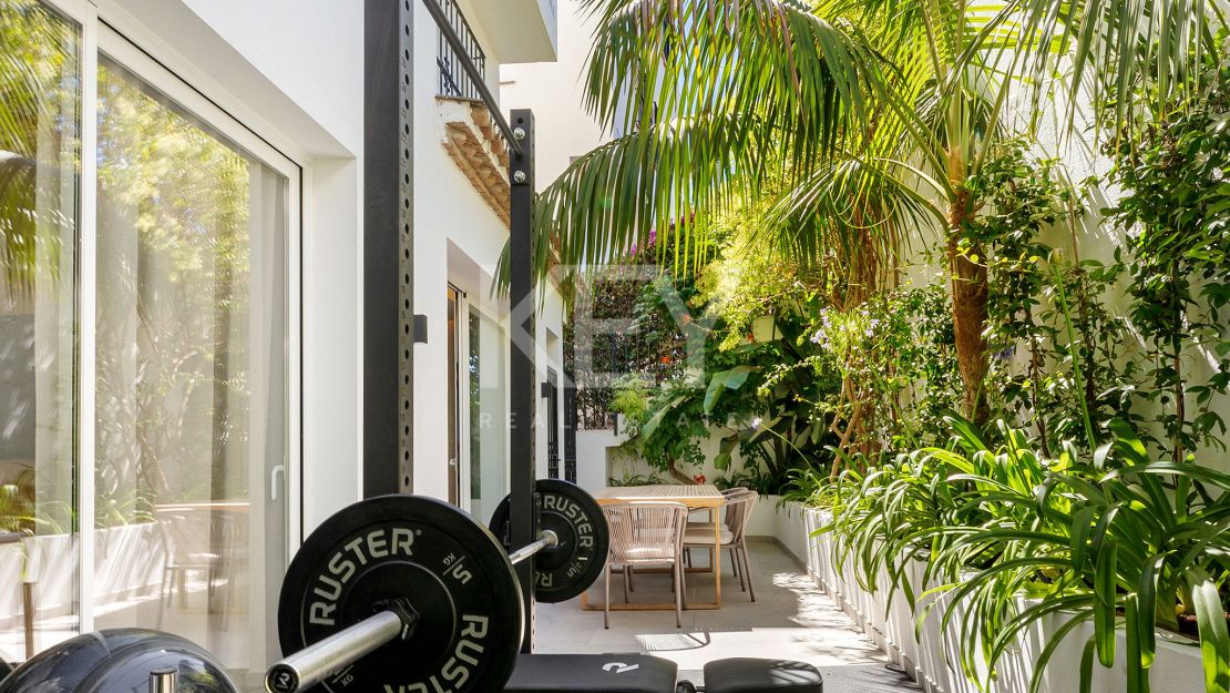 Скандинавский стиль таунхауса с современной роскошью в Club Sierra, Золотая Миля Марбельи