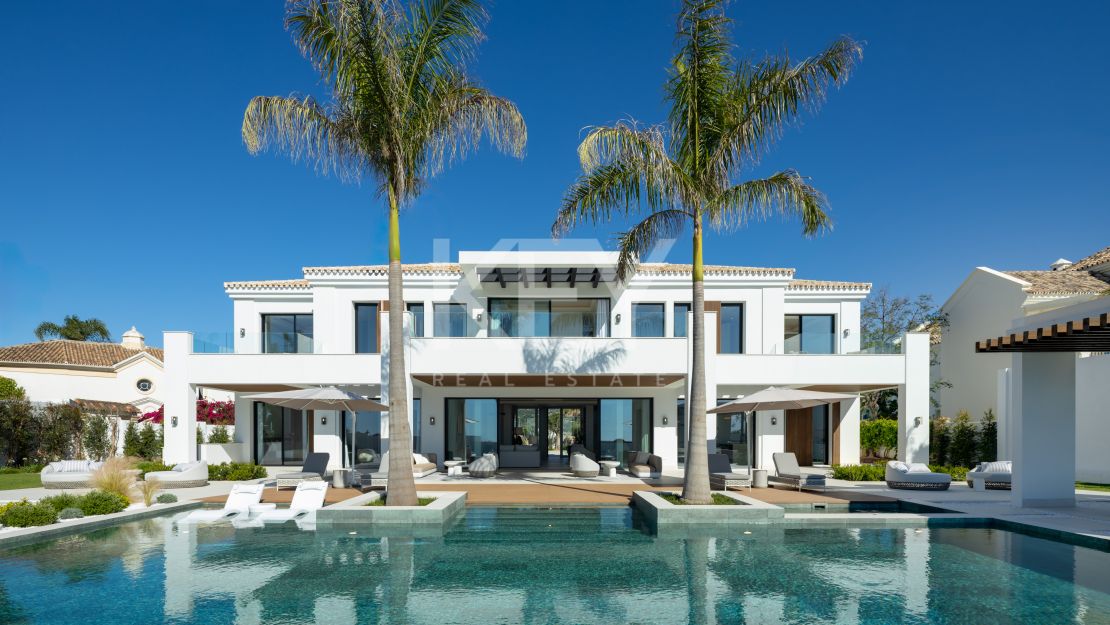 Panoramic views and refined design Villa in Monte Halcones, Benahavis