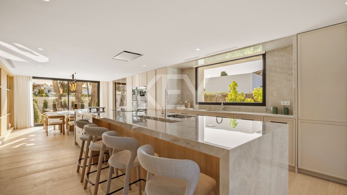 Elegancia arquitectónica: Villa con vistas al golf en Aloha, Nueva Andalucía