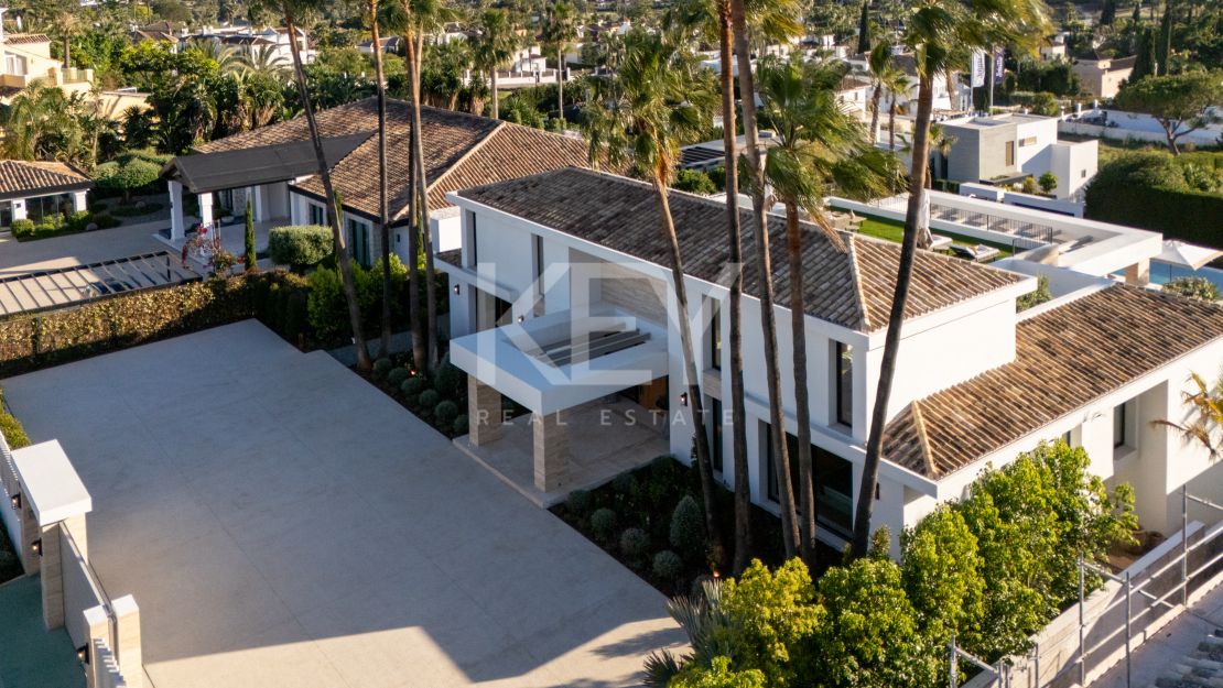 Elegancia arquitectónica: Villa con vistas al golf en Aloha, Nueva Andalucía