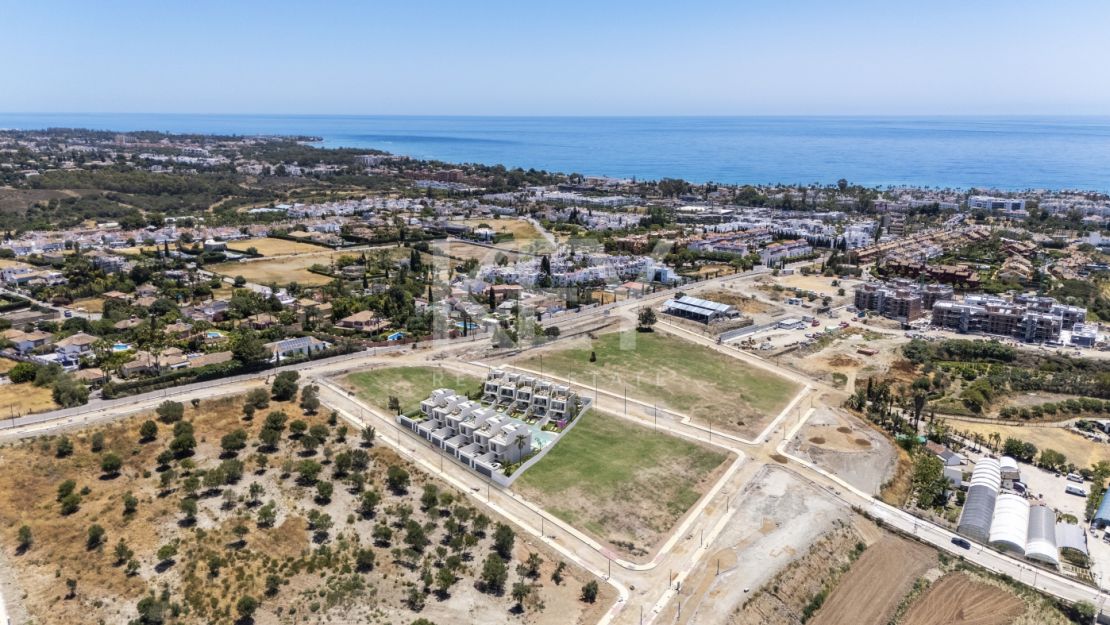 Современный таунхаус с частным бассейном и террасой на крыше в самом сердце Лос Фламингос, Бенахавис