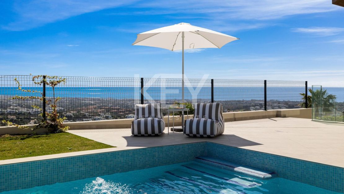 Современная вилла с панорамными видами и террасой на крыше в Бенаависе