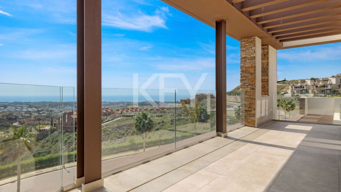 Современная вилла с панорамными видами и террасой на крыше в Бенаависе