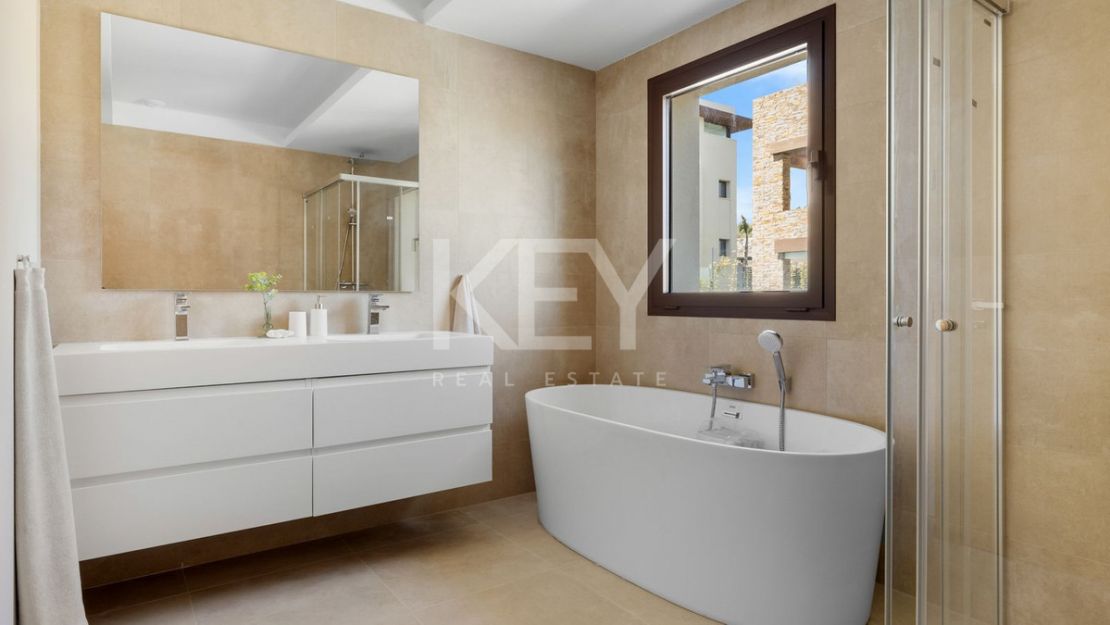 Современная вилла с панорамными видами и террасой на крыше в Бенаависе