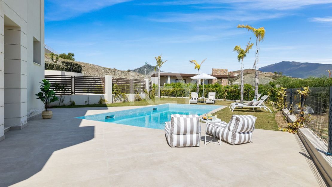 Современная вилла с панорамными видами и террасой на крыше в Бенаависе