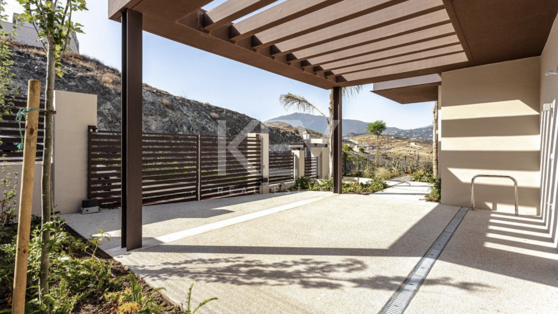 Современная вилла с панорамными видами и террасой на крыше в Бенаависе