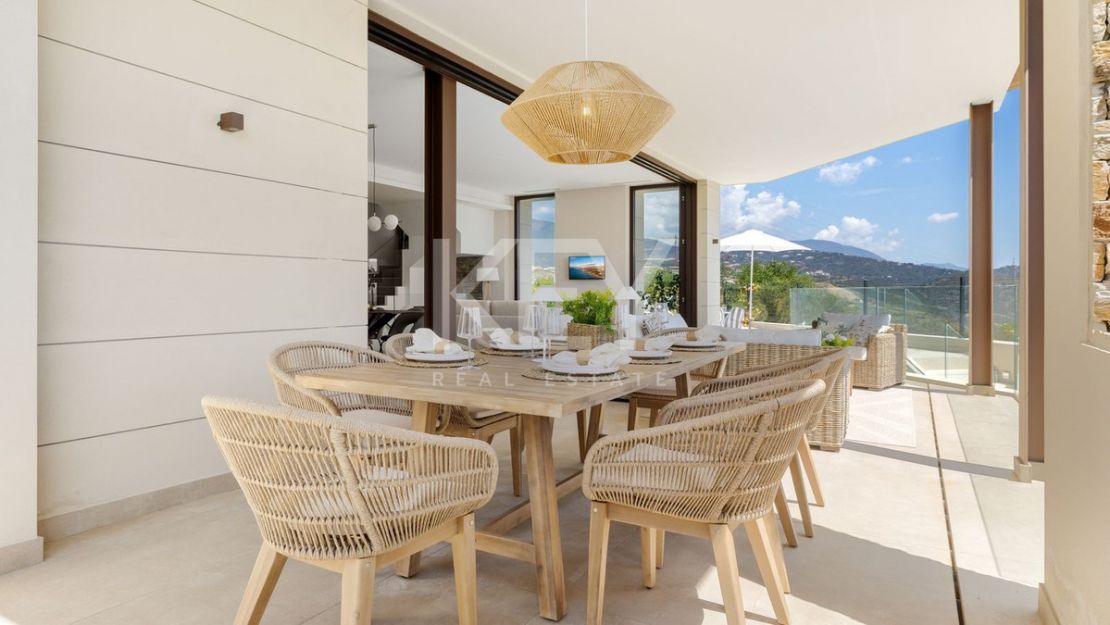 Современная вилла с панорамными видами и террасой на крыше в Бенаависе