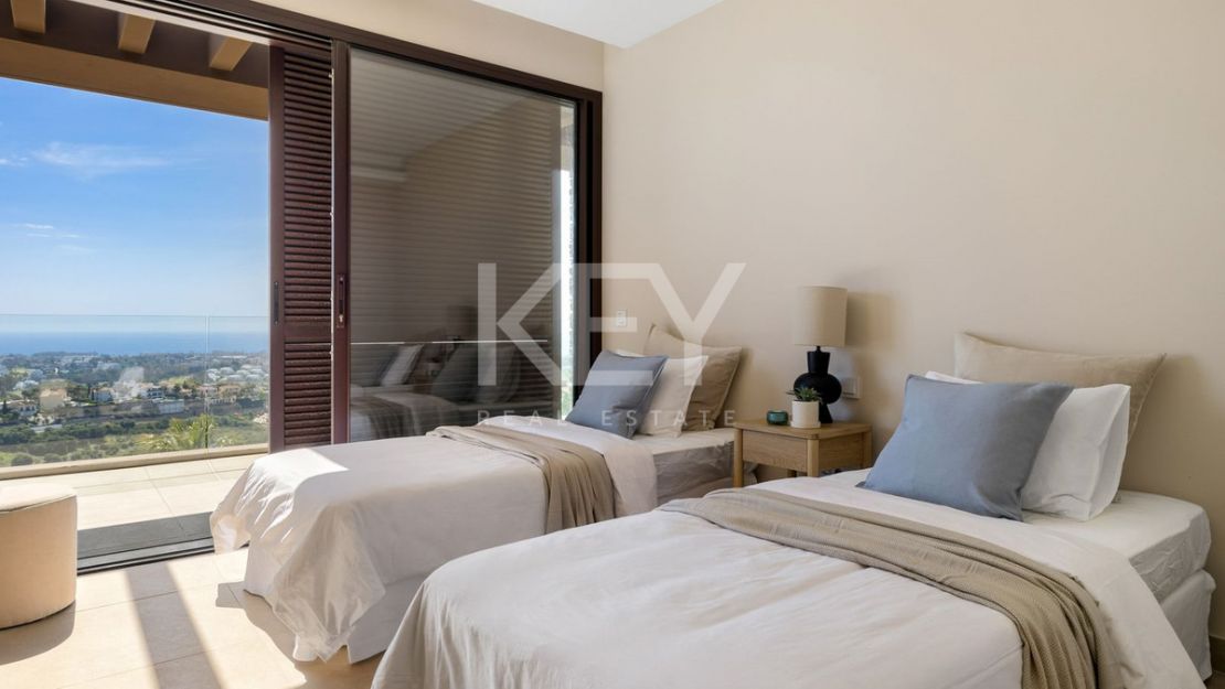 Современная вилла с панорамными видами и террасой на крыше в Бенаависе