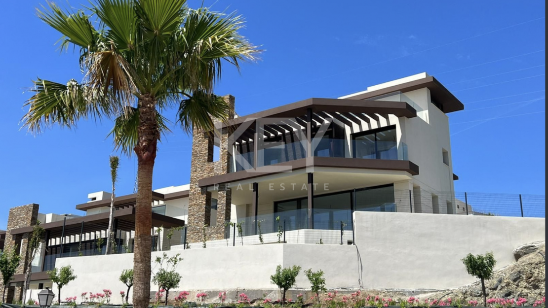 Современная вилла с панорамными видами и террасой на крыше в Бенаависе
