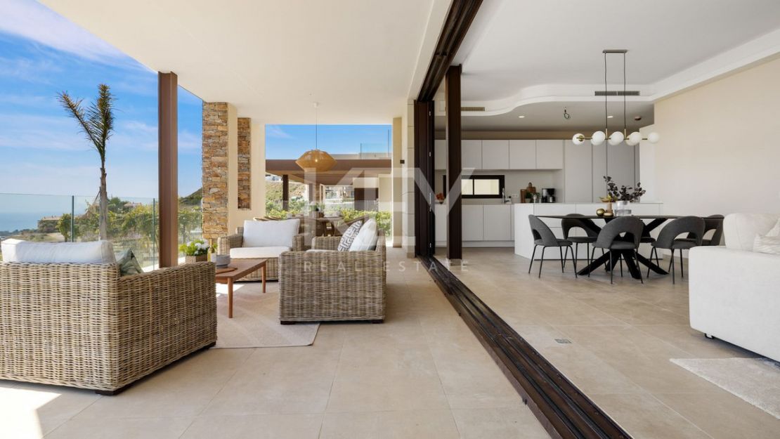 Современная вилла с панорамными видами и террасой на крыше в Бенаависе
