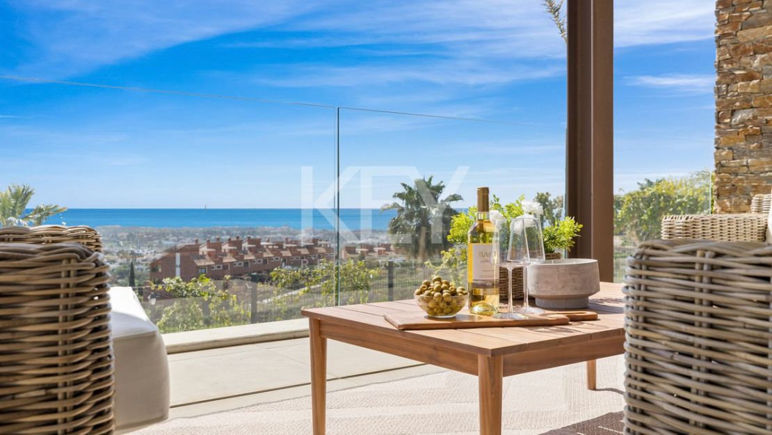 Современная вилла с панорамными видами и террасой на крыше в Бенаависе