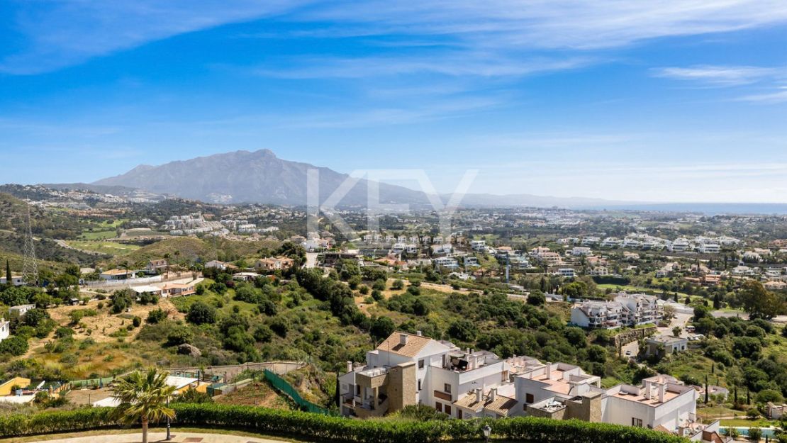 Современная вилла с панорамными видами и террасой на крыше в Бенаависе