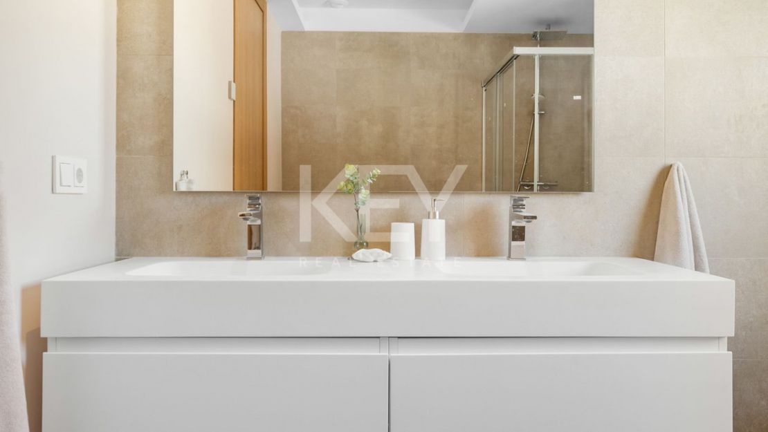 Современная вилла с панорамными видами и террасой на крыше в Бенаависе