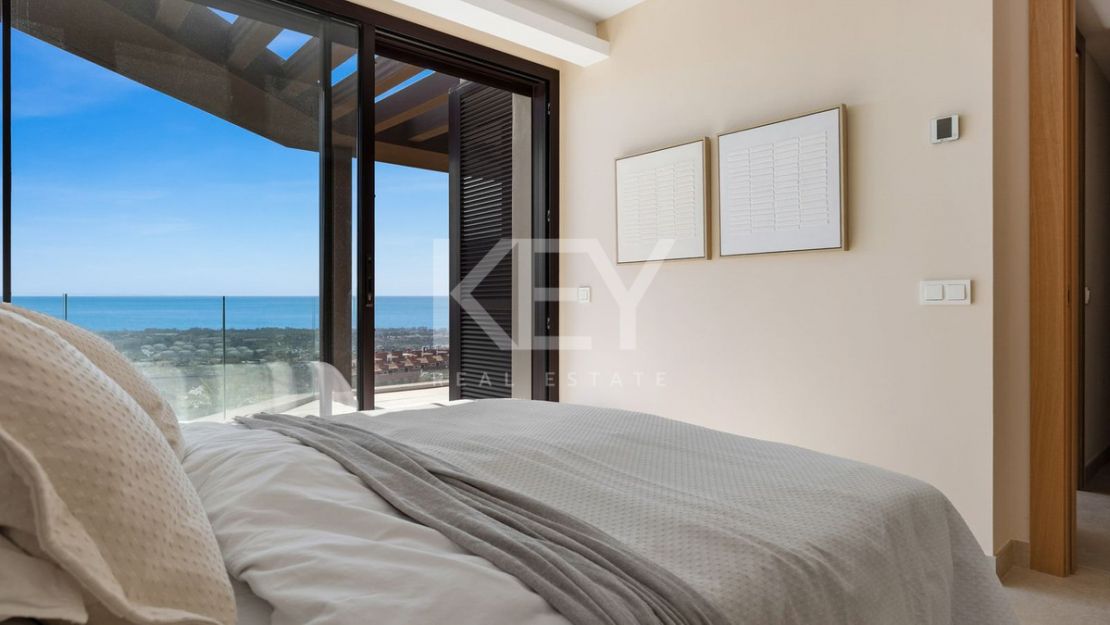 Современная вилла с панорамными видами и террасой на крыше в Бенаависе