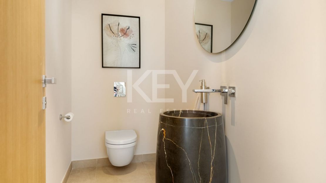 Современная вилла с панорамными видами и террасой на крыше в Бенаависе