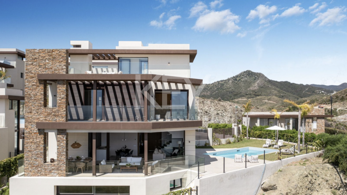 Brand new contemporary Villa with panoramic views and rooftop terrace in Benahavís