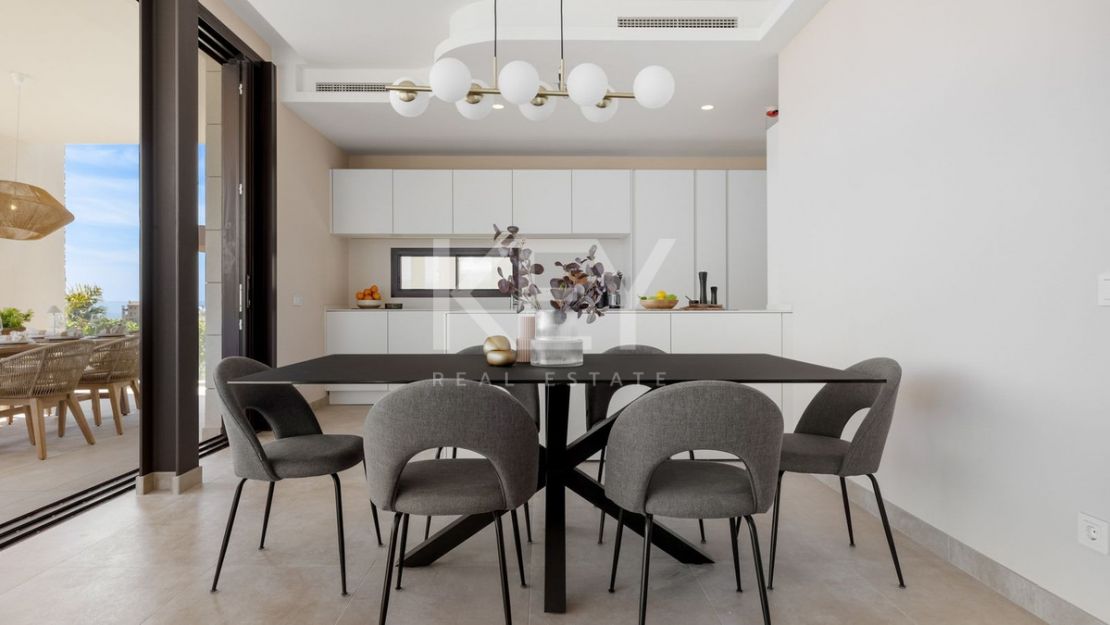 Современная вилла с панорамными видами и террасой на крыше в Бенаависе