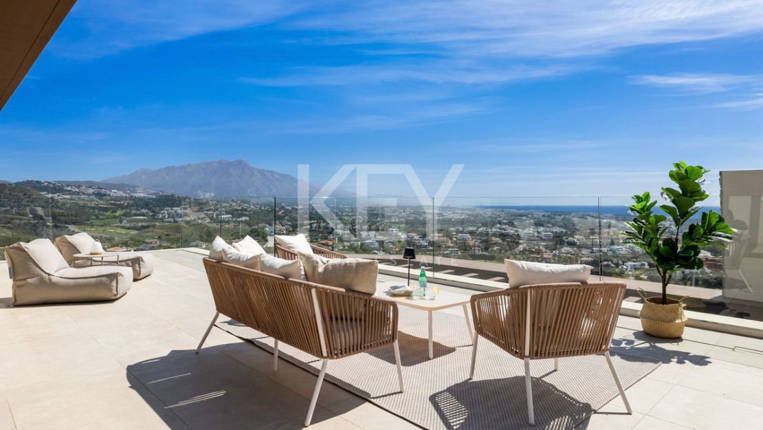 Современная вилла с панорамными видами и террасой на крыше в Бенаависе