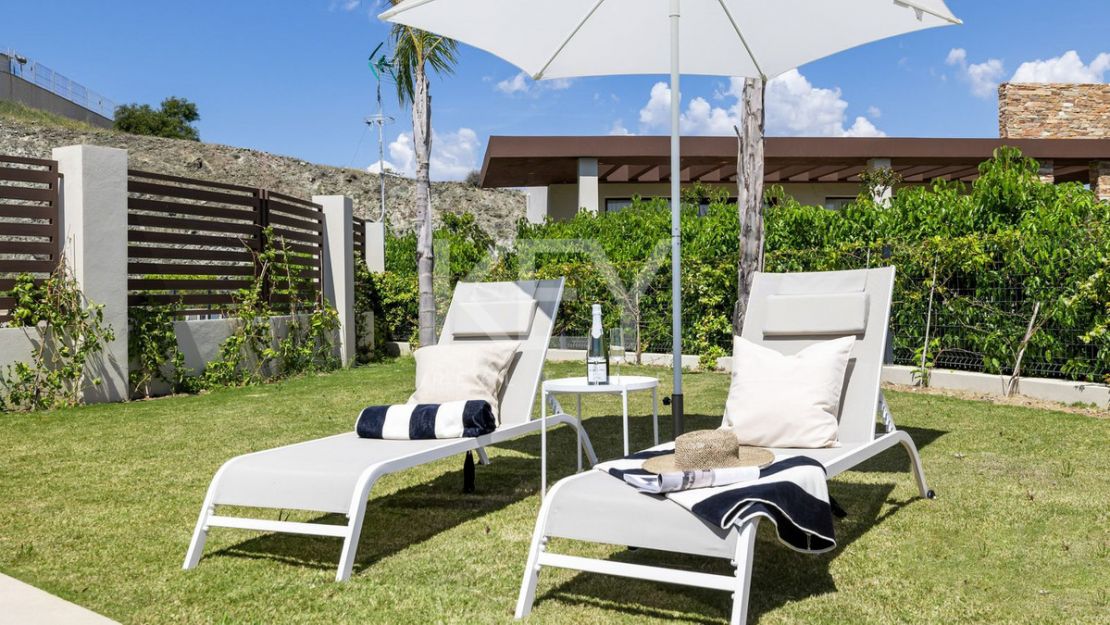 Современная вилла с панорамными видами и террасой на крыше в Бенаависе